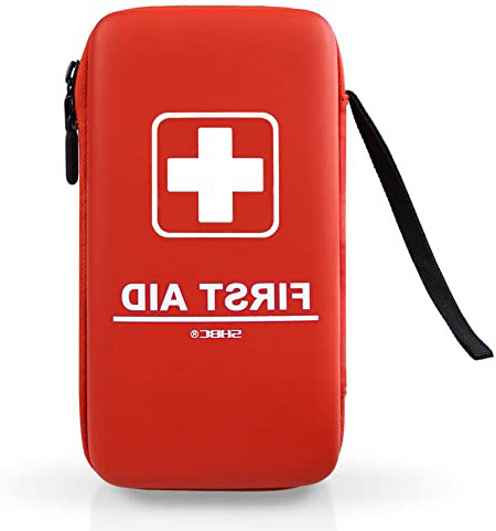 SHBC Kit Compacto Primeros Auxilios (139 Piezas) Botiquín médico de Aventuras Resistente al Agua – Incluye Manta Isotérmica, encededor de Fuego, Brújula, Hogar, Coche, Camping, Senderismo, Deporte