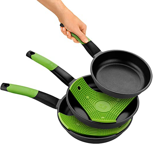 Bra Prior - Set de 3 Sartenes, Aluminio Fundido Antiadherente, Incluye dos Salvamanteles Safe Verdes, Aptas para Todo Tipo de Cocinas Incluida Inducción, 18-22-26 cm