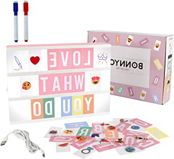 Caja de Luz A4 Rosa con 300 Letras, Divertidos Emojis y 2 Rotuladores | Ñ y Ç Incluidas| Cartel Luminoso LED Ideal para Decoración Hogar, Habitación, Oficina | Regalo Original para Niñas, Mujeres