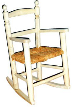 Greca Mecedora Infantil. Asiento de Enea y Madera de chopo en Crudo. Se Puede Pintar. Medidas (Ancho/Fondo/Alto): 40 * 44 * 62 cms.