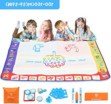 Fansteck Agua Dibujo Pintura,100x100 cm Alfombra de Agua Doodle, Pizarra Mágica, Esteras de Agua Doodle. 3 Bolígrafos, 4 Plantillas, 4 Sellos, 1 Rueda. Juguetes Educativo para Niños de 2+ años