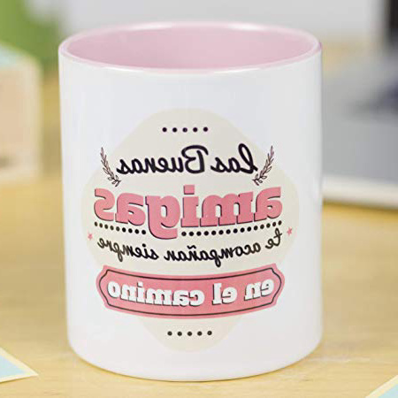 La Mente es Maravillosa - Taza con Frase y Dibujo Divertido (Las buenas amigas te acompañan siempre en el camino) Regalo Original Amigas