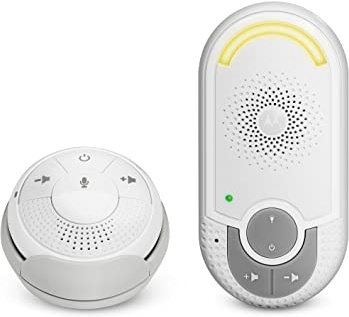 Motorola MBP 140 - Vigilabebés audio con unidad para bebés "plug-n-go" y pequeña unidad para papás portátil, modo eco y luz nocturna, color blanco